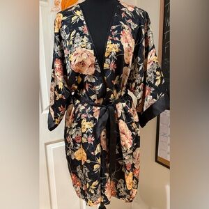 Violets and Roses Beautiful and Elegant Vintage Floral Satin Robe. Size W Large